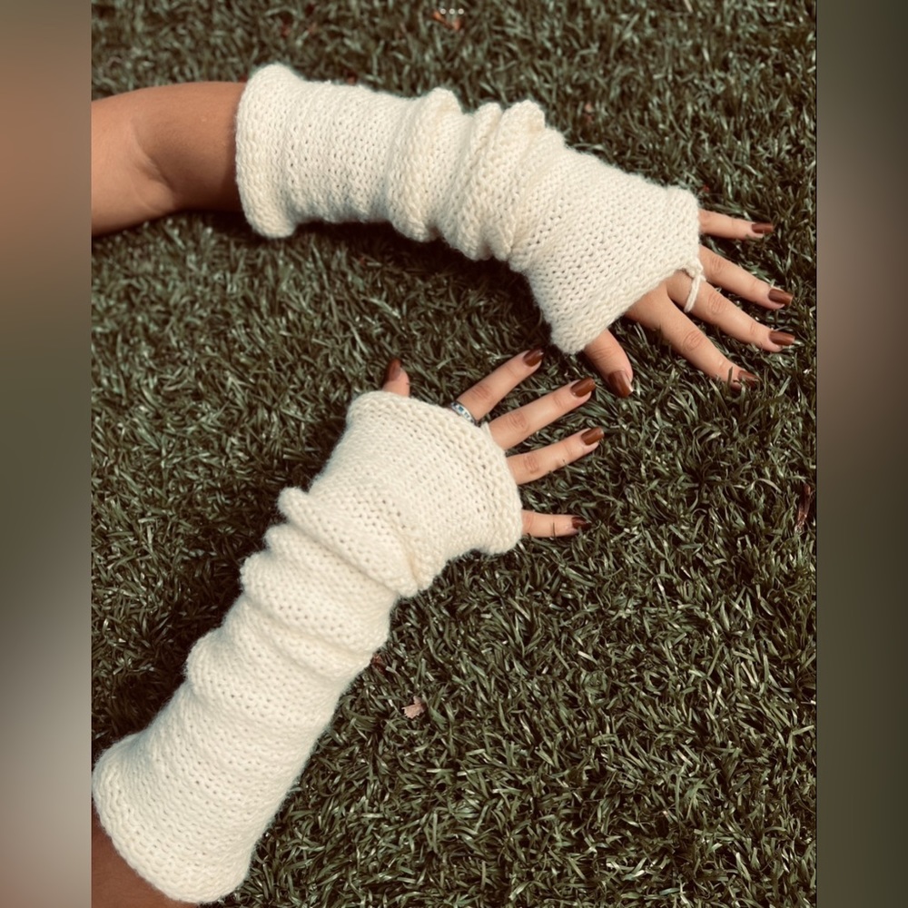 Knitted arm warmers